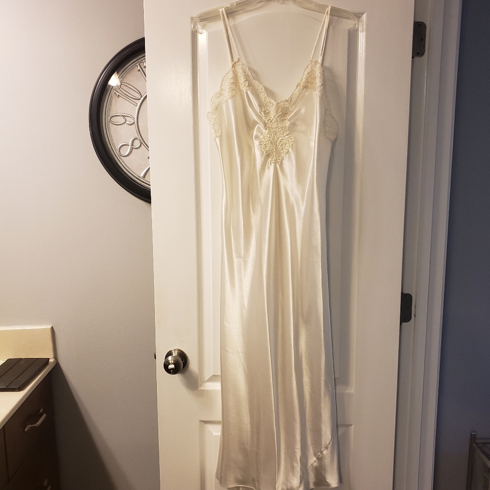 Victoria's Secret gold label gown size M